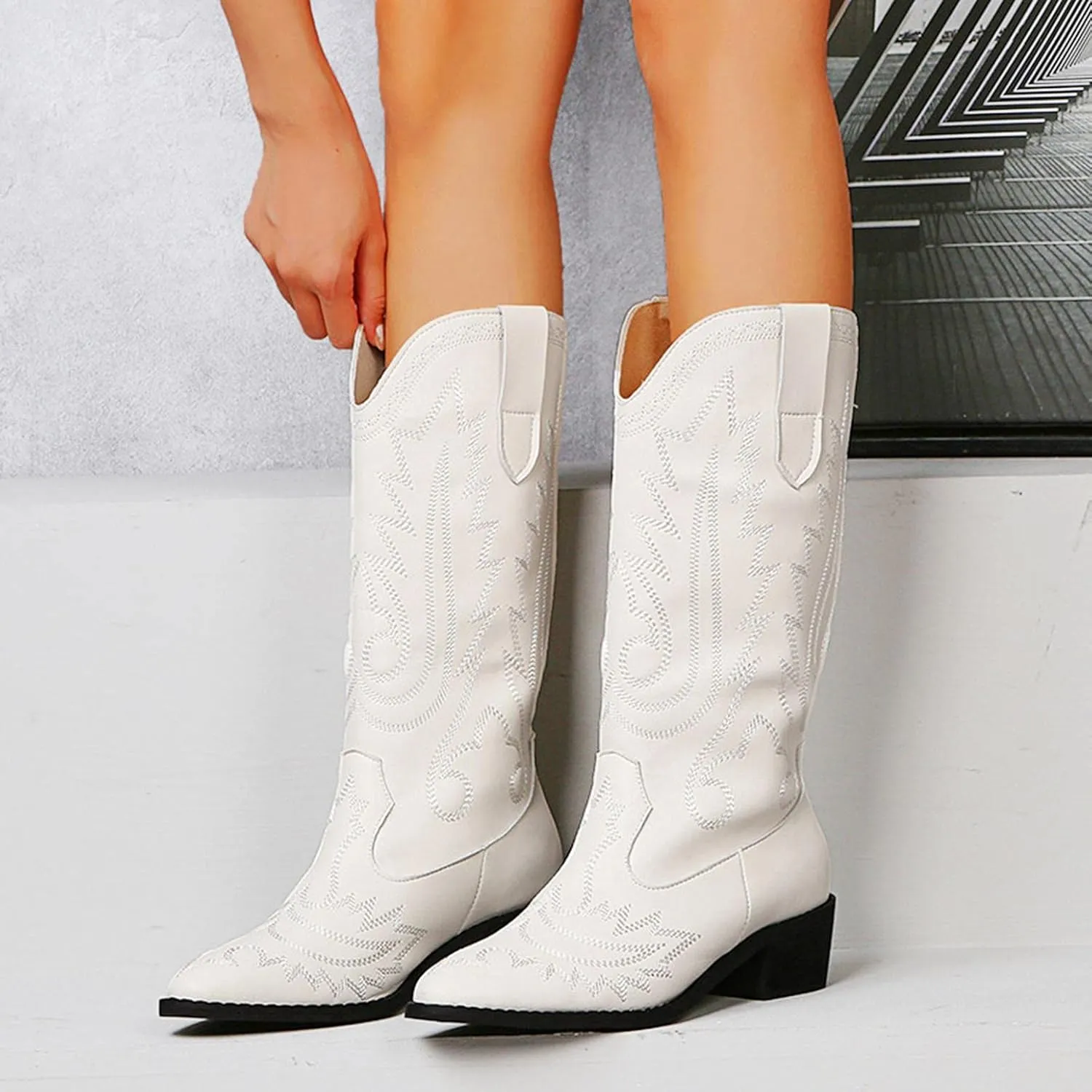Hbeylia Cowboy Boots For Women Vintage Ethnic Western Cowgirls Boots Flower Embroidered Pointed Toe Chunky Heels Mid Calf Knight Riding Boots Boho Retro Winter Fall Dress Tall Boots For Ladies