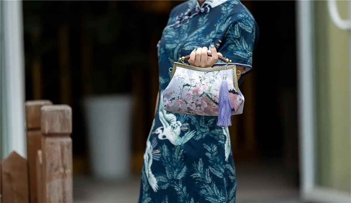 Women Chinese Classical Embroidery Purse Vintage Embroidery Clutch Handag with Tassel and Pendant